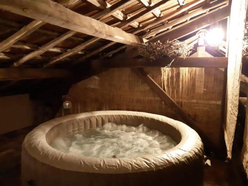 Gite, Jacuzzi & Vin Au Grenier De Madiran Exterior foto